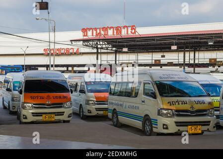 BANGKOK, THAILAND - 14. DEZ 2018: Intercity Shuttle Minibusse am Bahnsteig des Northern Bus Terminals Stockfoto