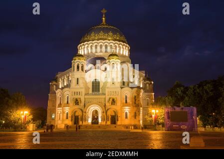 Marinekathedrale des heiligen Nikolaus des Wundertäters in einer Julinacht. Kronshtadt, Russland Stockfoto