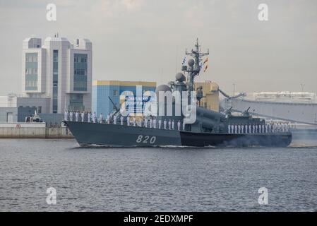 KRONSTADT, RUSSLAND - 28. JULI 2019: Raketenboot des Projekts 1241 'Tschuwaschia' der baltischen Flotte Russlands in der Nähe des Komplexes der Verteidigungsstrukturen der St. Stockfoto