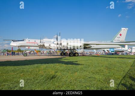 SCHUKOWSKI, RUSSLAND - 30. AUGUST 2019: Sowjetischer strategischer Bomber-Raketenträger TU-95MS 'Krasnojarsk' auf der Flugschau MAKS-2019 Stockfoto