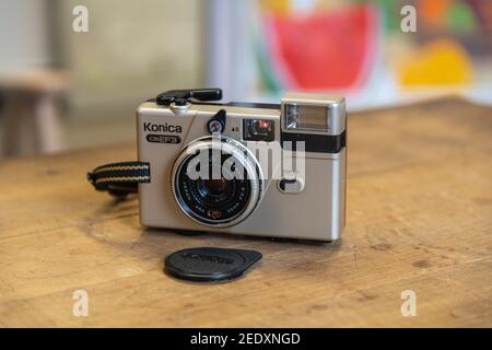 Die Konica C35 EF3 alte Vintage-Kompaktkamera, 1981, automatisch, silbernes Gehäuse Stockfoto