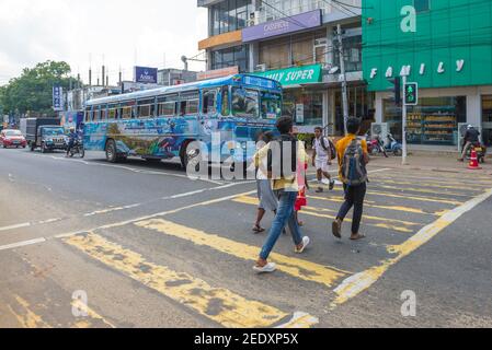 ANURADHAPURA, SRI LANKA - 05. FEBRUAR 2020: Fußgänger überqueren die Straße auf einem Fußgängerübergang Stockfoto