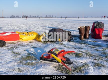 MAARSSEN, NIEDERLANDE - 12. Feb 2021: MAARSSEN - 12 2021. FEBRUAR: Ein Paar Schlittschuhe liegt am Ufer eines gefrorenen Sees Stockfoto