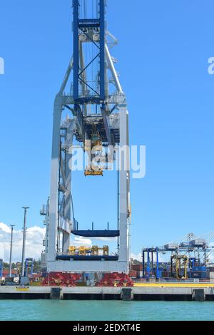 AUCKLAND, NEUSEELAND - 11. Feb 2021: Blick auf den Portalcontainerkran in den Häfen von Auckland Stockfoto