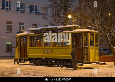 WYBORG, RUSSLAND - 08. FEBRUAR 2021: Altes Straßenbahncafé in der Dämmerung im Februar Stockfoto