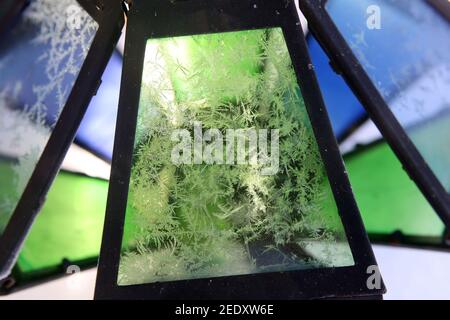 Schneemuster auf farbigen Gläsern einer Taschenlampe auf einem Frostiger Tag Stockfoto