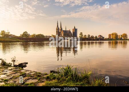 Schönen Sonnenuntergang am Land van Cuijk, ein kleines Dorf und beliebten touristischen Wahrzeichen an der Maas, in den Niederlanden während der Herbstsaison. Stockfoto