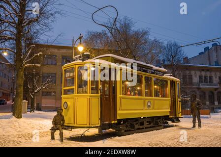 VYBORG, RUSSLAND - 08. FEBRUAR 2021: Alte Straßenbahn in ein Touristencafé in der Winterdämmerung umgewandelt Stockfoto