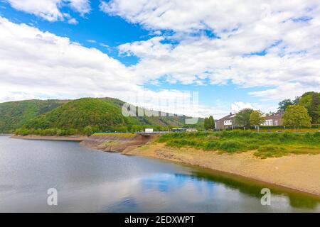 Paulushofdamm, Rursee und Obersee an einem schönen Sommertag. Stockfoto