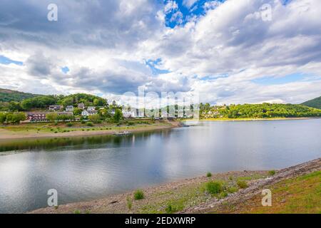Rurberg und Rursee an einem schönen Tag im Sommer. Touristisches Wahrzeichen für Radfahrer, Wassersport und Hyking-Aktivitäten. Stockfoto