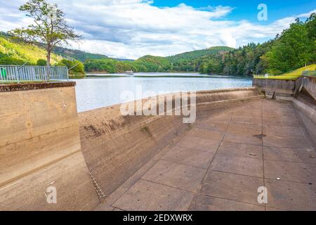 Paulushofdamm und Obersee an einem schönen Sommertag. Stockfoto