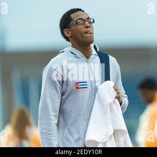 Der kubanische Athlet Larrondo Valerys in seiner Pullover-Jacke mit Tasche und Handtuch nach dem Event bei den Parapan American Games 2015. Die 2015 Parapan Stockfoto