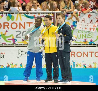 Toronto Panam Games 2015: Medaillenzeremonie für die Parallelbarren bei gymnastischen Kunstmännern. Erster Platz Jossimar Calvo Moreno aus Kolumbien, zweiter Platz Stockfoto