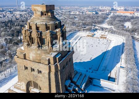 Leipzig, Deutschland. Februar 2021, 14th. Mit und ohne Schlittschuhe und alle Arten von Wintersportgeräten sind die Leipzigers auf dem Tränensee vor dem Völkerschlachtdenkmal unterwegs. Nach frostfreien Tagen laden zumindest die flachen Teiche zum Eislaufen ein. (Luftaufnahme mit Drohne) Quelle: Jan Woitas/dpa-Zentralbild/ZB/dpa/Alamy Live News Stockfoto