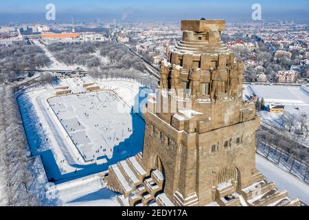 Leipzig, Deutschland. Februar 2021, 14th. Mit und ohne Schlittschuhe und alle Arten von Wintersportgeräten sind die Leipzigers auf dem Tränensee vor dem Völkerschlachtdenkmal unterwegs. Nach frostfreien Tagen laden zumindest die flachen Teiche zum Eislaufen ein. (Luftaufnahme mit Drohne) Quelle: Jan Woitas/dpa-Zentralbild/ZB/dpa/Alamy Live News Stockfoto