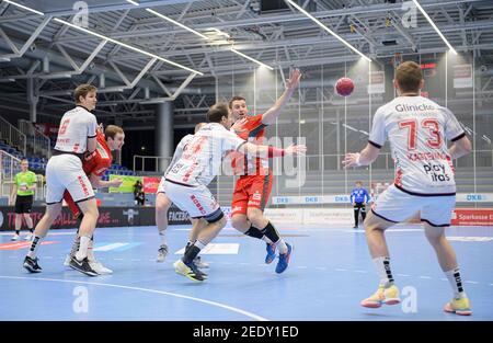 Spielszene von links nach rechts Finn LEMKE (MTM), Tim ZECHEL (DI), Kai HAEFNER (HÃ fner) (MTM), Dennis SZCZESNY (DI), Timo KASTENING (MTM), Duelle, Action, Handball 1st Bundesliga, 18th Spieltag, TUSEM Essen (DI) - MT Melsungen (MTM) 28:35, am 02/11/2021 in E ssen / Deutschland Â weltweit im Einsatz Stockfoto