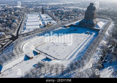 Leipzig, Deutschland. Februar 2021, 14th. Mit und ohne Schlittschuhe und alle Arten von Wintersportgeräten sind die Leipzigers auf dem Tränensee vor dem Völkerschlachtdenkmal unterwegs. Nach frostfreien Tagen laden zumindest die flachen Teiche zum Eislaufen ein. (Luftaufnahme mit Drohne) Quelle: Jan Woitas/dpa-Zentralbild/ZB/dpa/Alamy Live News Stockfoto