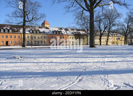 14. Februar 2021, Brandenburg, Rheinsberg: Der verschneite Innenstadtmarkt in der Nähe der Promenade. Foto: Soeren Sache/dpa-Zentralbild/ZB Stockfoto