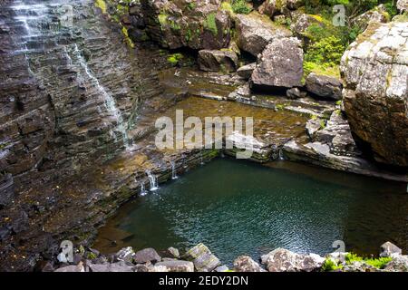 Am Fuße des Motisi-Wasserfalls sah man das Wasser in einen tiefen Waldpool, in der Graskop Gorge, Südafrika Stockfoto