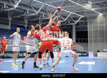 Spielszene, links nach rechts Julius KÜHN (KÃ hn) (MTM), Kai HAEFNER (HÃ fner) (MTM), Tim ZECHEL (DI), Justin MÜLLER (MÃ ller) (DI), Timo KASTENING (MTM), Action, Handball 1st Bundesliga, 18th Spieltag, TUSEM Essen (DI) - MT Melsungen (MTM) 28:35, am 11th. Februar, 2021 in E ssen / Deutschland Â Einsatz weltweit Stockfoto