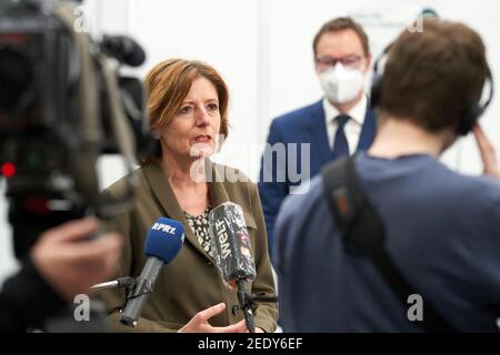 15. Februar 2021, Rheinland-Pfalz, Polch: Rheinland-pfälzische Ministerpräsidentin Malu Dreyer spricht bei einer Pressekonferenz, nachdem die ersten Rheinland-pfälzischen Einwohner im staatlichen Impfzentrum in Polch eine Corona-Impfung mit AstraZeneca-Impfstoff erhalten hatten. Mit der Zulassung des zusätzlichen Impfstoffes von AstraZeneca können jetzt noch viele weitere Personen impfen, insbesondere unter den unter 65s-Jahren.Foto: Thomas Frey/dpa Stockfoto