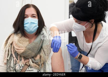 15. Februar 2021, Rheinland-Pfalz, Polch: Michaela Witzel (l.) ist eine der ersten Rheinland-pfälzischen Frauen, die im staatlichen Impfzentrum inPolch eine Corona-Impfung mit AstraZeneca-Impfstoff erhalten hat. Mit der Zulassung des zusätzlichen Impfstoffes von AstraZeneca können nun noch viele weitere Personen, insbesondere unter den unter 65s-Jahren, geimpft werden. Foto: Thomas Frey/dpa Stockfoto