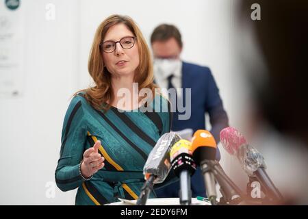 15. Februar 2021, Rheinland-Pfalz, Polch: Rheinland-pfälzische Gesundheitsministerin Sabine Bätzing-Lichtenthäler (SPD) spricht bei einer Pressekonferenz, nachdem die ersten Rheinland-pfälzischen Einwohner im staatlichen Impfzentrum in Polch eine Corona-Impfung mit AstraZeneca-Impfstoff erhalten hatten. Mit der Zulassung des zusätzlichen Impfstoffes von AstraZeneca können jetzt noch viele weitere Personen impfen, insbesondere unter den unter 65s-Jahren.Foto: Thomas Frey/dpa Stockfoto