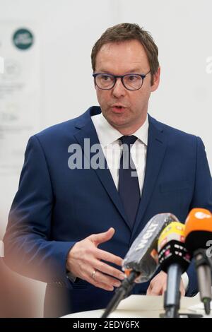 15. Februar 2021, Rheinland-Pfalz, Polch: Landesimpfungskoordinator Alexander Wilhelm spricht bei einer Pressekonferenz, nachdem die ersten Rheinland-pfälzischen Einwohner im Landesimpfzentrum in Polch eine Corona-Impfung mit AstraZeneca-Impfstoff erhalten hatten. Mit der Zulassung des zusätzlichen Impfstoffes von AstraZeneca können jetzt noch viele weitere Personen impfen, insbesondere unter den unter 65s-Jahren.Foto: Thomas Frey/dpa Stockfoto