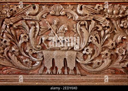 Detail aus einer hölzernen Ikonostase, die den Heiligen Demeter (Agios Dimitrios) in einer griechisch-orthodoxen Kirche auf einem Pferd und im Kampf gegen einen Dämon zeigt. Stockfoto