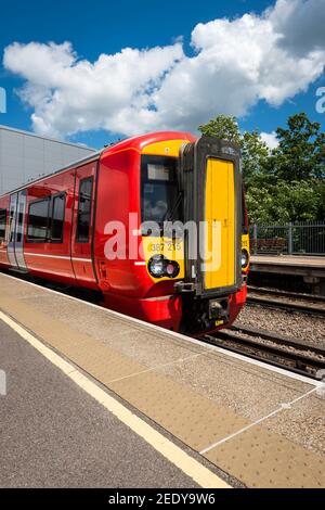 Britischer Zug der Bahnklasse 387 in Gatwick Express-Lackierung auf Bahnhofsplattform, England. Stockfoto