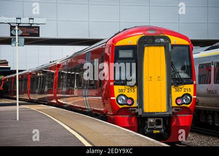 Britischer Zug der Bahnklasse 387 in Gatwick Express-Lackierung auf Bahnhofsplattform, England. Stockfoto