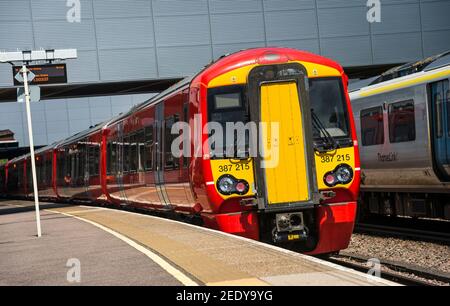 Britischer Zug der Bahnklasse 387 in Gatwick Express-Lackierung auf Bahnhofsplattform, England. Stockfoto