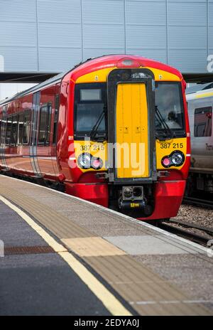 Britischer Zug der Bahnklasse 387 in Gatwick Express-Lackierung auf Bahnhofsplattform, England. Stockfoto