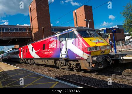 Intercity 225 DVT Class 82 No,82205 Flying Scotsman in LNER Lackierung wartet auf einen Bahnhof, England. Stockfoto