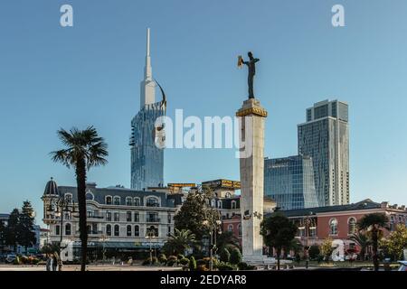 Batumi, Georgien - 29. Mai 2019. Blick auf Europa-Platz mit Statue von Medea, Symbol für Ruhm und kulturelle Entwicklung. Architektonischer Stil der berühmten Stockfoto