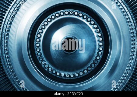 Turbinengeneratorrotor mit Rotorblättern und Scheiben, Innenansicht. Elemente, Details und Mechanismen von Windenergieanlagen. Energie und Maschinenbau Stockfoto