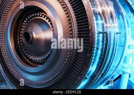 Turbinengeneratorrotor mit Rotorblättern und Scheiben, Innenansicht. Elemente, Details und Mechanismen von Windenergieanlagen. Energie und Maschinenbau Stockfoto