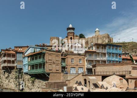 Bunte traditionelle Häuser mit Holz geschnitzten Balkonen in der Altstadt von Tiflis, Georgien.Blick und Architektur der Altstadt.Abanotubani Stockfoto