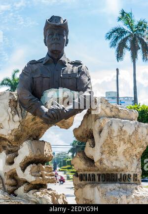 Omar Torrijos Denkmal in Havanna Stadt gefunden: Statue des Präsidenten von Panama hält beide Hände zusammen. Stockfoto