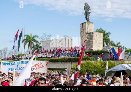 Kubaner März zur Feier des Tages am 1. Mai 2012 in Santa Clara. Dieses Ereignis wird von der Regierung geförderte und es jedes Jahr passiert Stockfoto