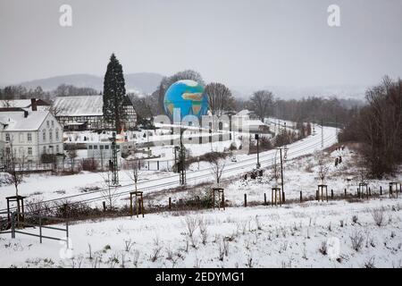 Altes Gasometer in Wetter an der Ruhr, gemalt als Globus, Schnee, Ruhrgebiet, Nordrhein-Westfalen, Deutschland. Alter Gasometer bei Wetter an der Ru Stockfoto