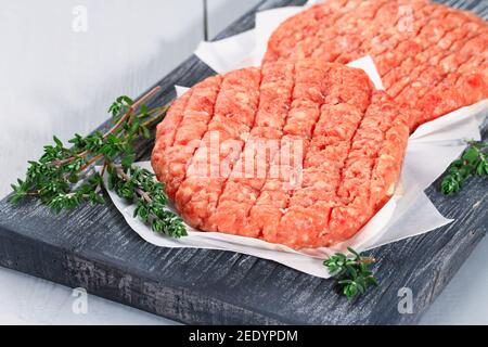 Rohe Hacksteak-Patties für Burger. Rohes Fleisch für Hamburger. Rinderschnitzel. Stockfoto