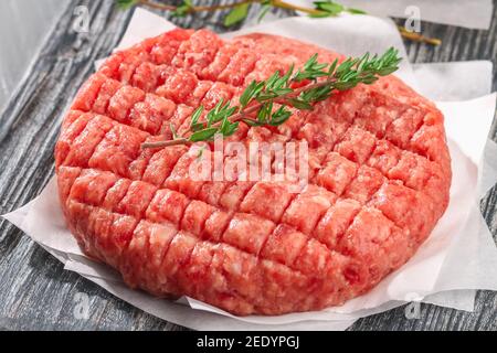 Rohe Hacksteak-Patties für Burger. Rohes Fleisch für Hamburger. Rinderschnitzel. Stockfoto