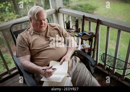 BEAUFORT, SOUTH CAROLINA - 17. SEPTEMBER 2015: Ehrliche Portrait von bestsellerautor Pat Conroy, der meistverkauften Romane gehören Prinz von Gezeiten und Stockfoto