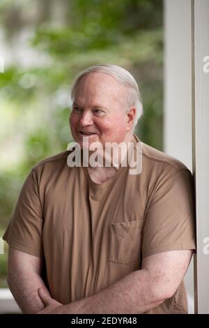 BEAUFORT, SOUTH CAROLINA - 17. SEPTEMBER 2015: Ehrliche Portrait von bestsellerautor Pat Conroy, der meistverkauften Romane gehören Prinz von Gezeiten und Stockfoto