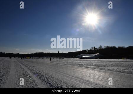 München, Deutschland. Februar 2021, 12th. Die Sonne scheint über der schneebedeckten Theresienwiese. Quelle: Felix Hörhager/003/dpa/Alamy Live News Stockfoto