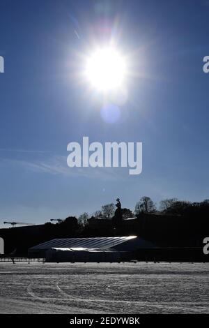 München, Deutschland. Februar 2021, 12th. Die Sonne scheint über der schneebedeckten Theresienwiese. Quelle: Felix Hörhager/003/dpa/Alamy Live News Stockfoto