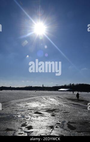 München, Deutschland. Februar 2021, 12th. Die Sonne scheint über der schneebedeckten Theresienwiese. Quelle: Felix Hörhager/dpa/Alamy Live News Stockfoto