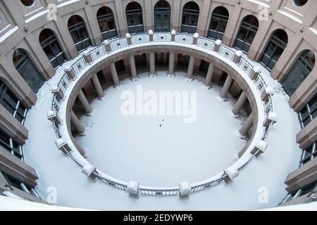 Austin, Texas USA 15. Feb 2021: Das Texas Capitol Grounds einschließlich der Capitol Extension Rotunde sind in 6-7 Zoll von einem seltenen Schneefall am Montagmorgen nach einem nächtlichen Wintersturm in Zentral-Texas geblasen bedeckt. Das damit einhergehende frigide Wetter verursachte verheerende Schäden am staatlichen Stromnetz und verursachte massive Stromausfälle für Millionen von Kunden im ganzen Land. Kredit: Bob Daemmrich/Alamy Live Nachrichten Stockfoto