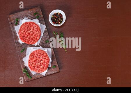 Rohe Hacksteak-Patties für Burger. Rohes Fleisch für Hamburger. Rinderschnitzel. Stockfoto